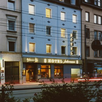 Hotelfassade Nacht 2